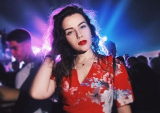 Jak ubrać się na koncert rockowy – stylowe inspiracje